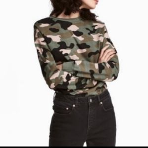 H & M Women's Camouflage Sweatshirt Green sz Small